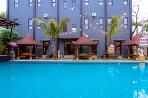Una piscina al aire libre