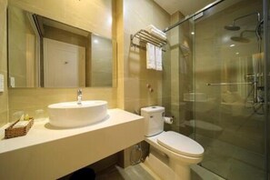 Shower, hydromassage showerhead, free toiletries, hair dryer - Lucky Tuy Hoa (Tuy Hoa)