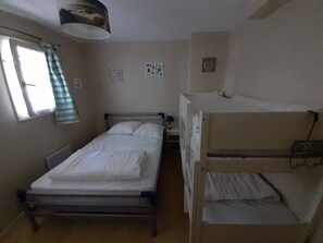 2 عدّة غرف نوم وسرير سفر وواي فاي