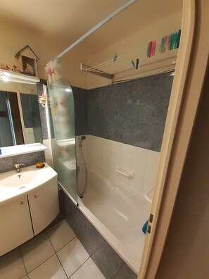 وحدات دش مع أحواض استحمام، ورق حمّام