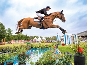 حمّام سباحة خارجي، حمّام سباحة مُدفَّأ