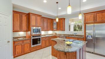 Frigorífic, microones, forn i placa de cuina