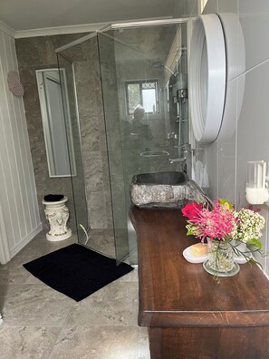 Douche, sèche-cheveux, serviettes fournies, savon