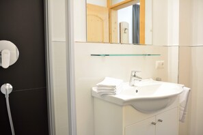 Een bad, een haardroger, een bidet, handdoeken