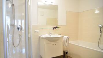 Een bad, een haardroger, een bidet, handdoeken