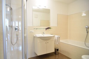 Een bad, een haardroger, een bidet, handdoeken