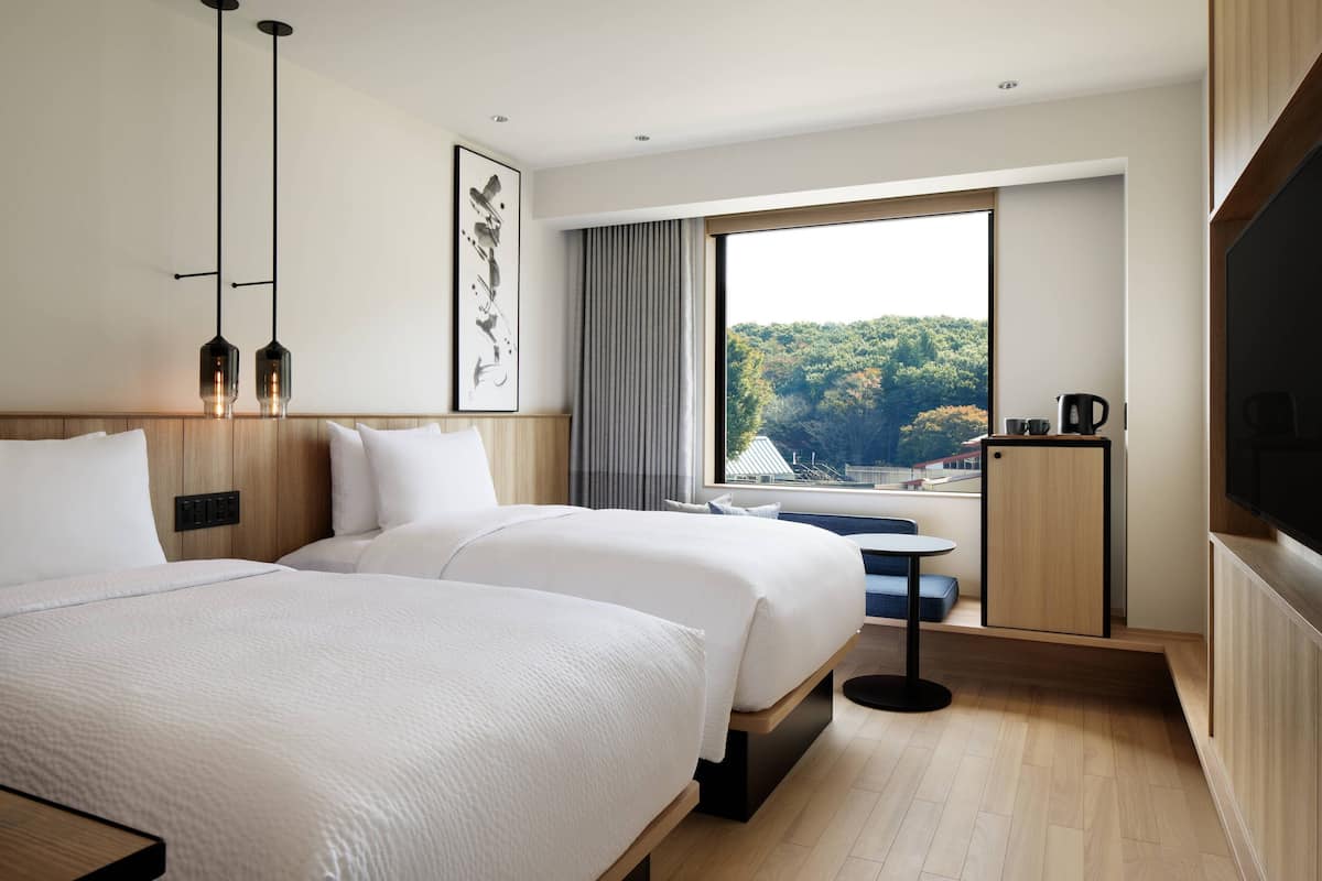 Standard Room, 2 Katil Bujang (Single), Non Smoking | Gebar bulu kapas, peti besi dalam bilik, meja