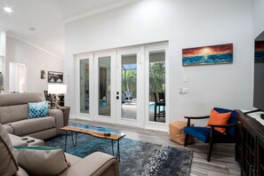 TV - Amazing Location - Walk to the Beach & JW ~Fully Loaded Inside & Out w/Pool, Beach Gear, WiFi & More (Marco Island)
