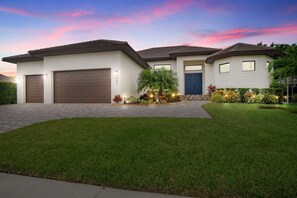 Exterior - Amazing Location - Walk to the Beach & JW ~Fully Loaded Inside & Out w/Pool, Beach Gear, WiFi & More (Marco Island)