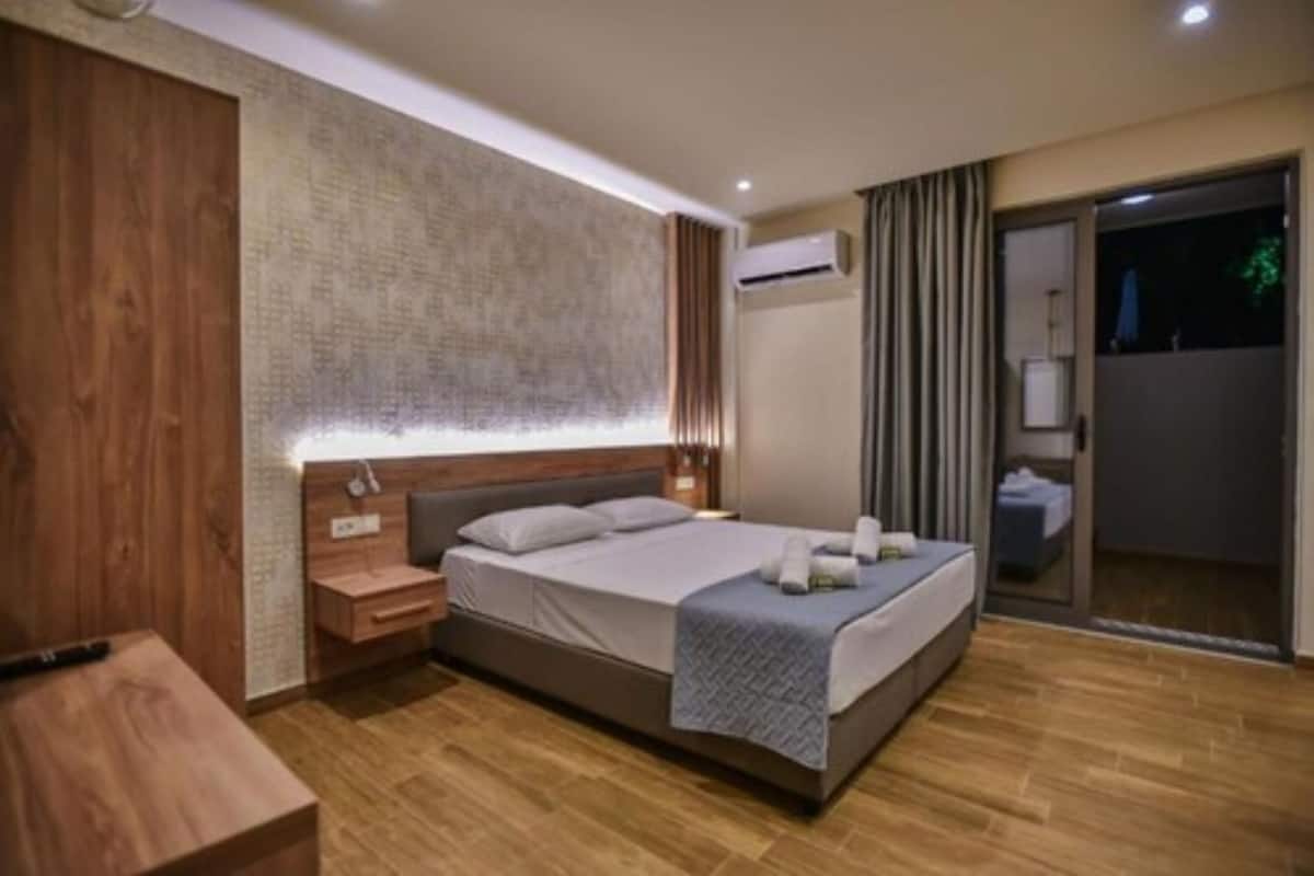 Superior Studio (Semi-basement) | 1 bedroom, soundproofing, iron/ironing board, free WiFi