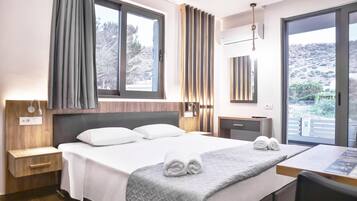 Kedap suara, setrika/meja setrika, Wi-Fi gratis, dan seprai linen