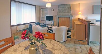 Charmante maison rénovée avec 2 chambres, à 3 km de la mer, proche commerces, parking, wifi.