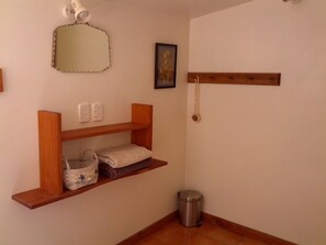 Interior - A comfortable, private, country apartment. 300mts walk to safe sandy beach. (Collingwood)