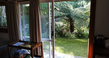 A comfortable, private, country apartment. 300mts walk to safe sandy beach.