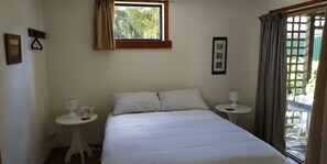 1 bedroom, WiFi, bed sheets - A comfortable, private, country apartment. 300mts walk to safe sandy beach. (Collingwood)