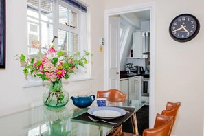 Dining - 2 Bedroom West End Apartment Close To Regent's Park (London)