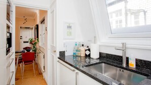 Micro-ondes, four, plaque de cuisson