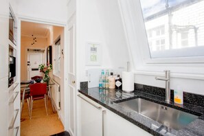 Micro-ondes, four, plaque de cuisson