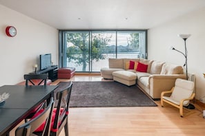 Appartement (2 Bedrooms) | Salle de séjour | Télévision