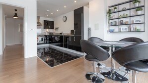 Dining - 3 Bedroom Dual-aspect Flat With River Views (London)