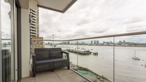 Property grounds - 3 Bedroom Dual-aspect Flat With River Views (London)