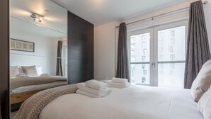 3 bedrooms, iron/ironing board, bed sheets - 3 Bedroom Dual-aspect Flat With River Views (London)