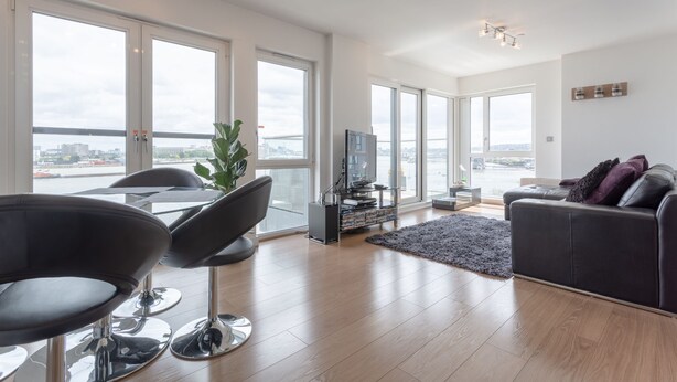 Interior - 3 Bedroom Dual-aspect Flat With River Views (London)