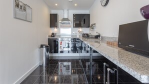 Microwave, oven, stovetop, dishwasher - 3 Bedroom Dual-aspect Flat With River Views (London)