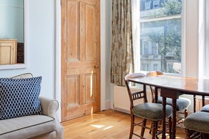Apartment (1 Bedroom) | Dining - Gorgeous 1 Bedroom in Earl's Court With Vintage Furniture (London)