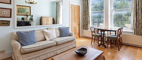 アパートメント (1 Bedroom) | リビングルーム | 20 インチのテレビ (デジタル放送視聴可)