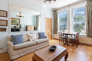 Apartment (1 Bedroom) | Wohnzimmer