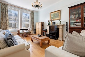 Apartment (1 Bedroom) | Living room