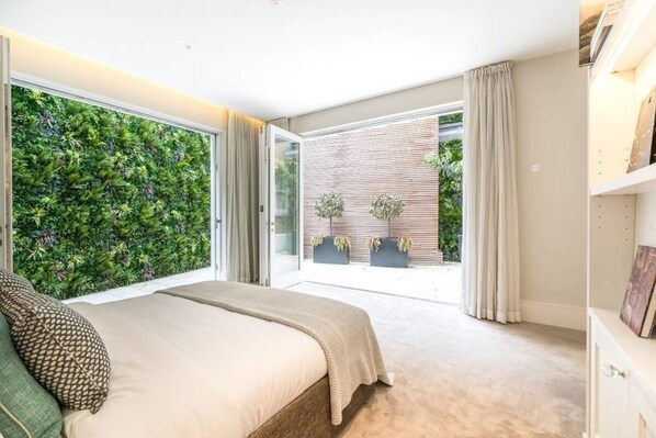 2 habitaciones, escritorio y espacio para trabajar con laptop 