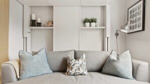 Living area - Contemporary Studio W/suspended Bed in Camden Town (London)