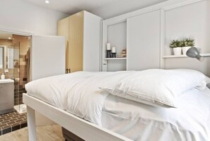 Studio (1 Bedroom) | 1 bedroom, desk, laptop workspace, iron/ironing board - Contemporary Studio W/suspended Bed in Camden Town (London)