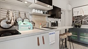 Studio (1 Bedroom) | Private kitchen - Contemporary Studio W/suspended Bed in Camden Town (London)