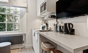 Studio (1 Bedroom) | Private kitchen | Fridge, microwave, oven - Contemporary Studio W/suspended Bed in Camden Town (London)