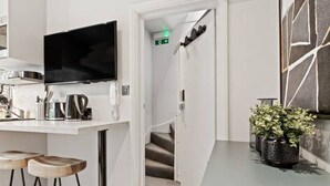 Interior - Contemporary Studio W/suspended Bed in Camden Town (London)