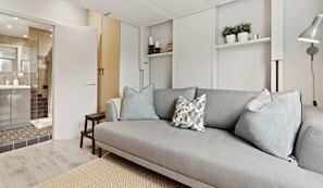 Studio (1 Bedroom) | Olohuone | 20–tuumainen televisio, jossa digitaalikanavat