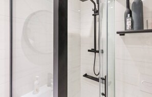 Apartment (1 Bedroom) | Badezimmer | Kostenlose Toilettenartikel, Haartrockner, Handtücher, Seife