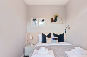 Leilighet (1 Bedroom) | 1 soverom, strykejern/-brett, wi-fi (inkludert) og sengetøy