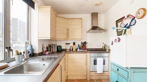 Fridge, oven - Quirky 1bed Sleeps 4, 10 Mins to Mile End Tube (London)