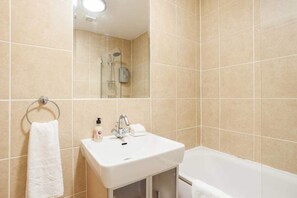 Shower - Quirky 1bed Sleeps 4, 10 Mins to Mile End Tube (London)
