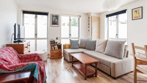 TV - Quirky 1bed Sleeps 4, 10 Mins to Mile End Tube (London)