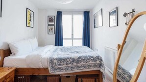 1 bedroom, desk, laptop workspace, iron/ironing board - Quirky 1bed Sleeps 4, 10 Mins to Mile End Tube (London)