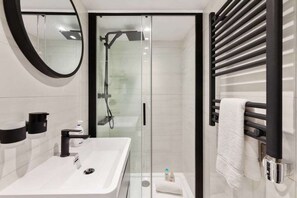 Dusche, kostenlose Toilettenartikel, Haartrockner, Handtücher