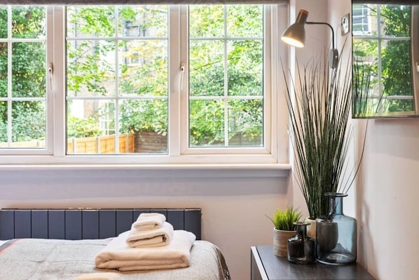 Työpöytä, kannettavalle tietokoneelle sopiva työtila