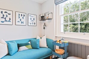 20-inch TV with digital channels - Modern, Cosy 1 Bed Flat in Camden (London)