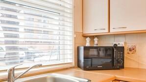 Studio (0 Bedroom) | Bếp riêng | Tủ lạnh, lò vi sóng, lò nướng, bếp nấu 