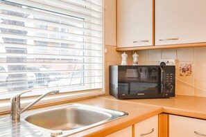 Estúdio (0 Bedroom) | Cozinha privada | Geladeira grande, micro-ondas, fogão, cooktop